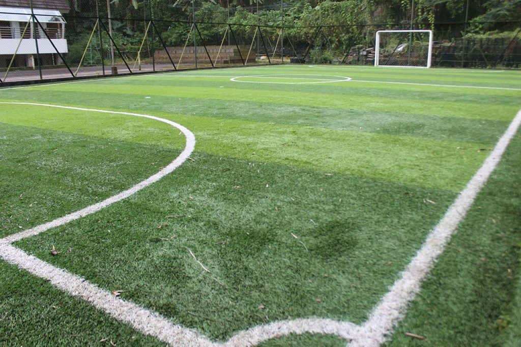 Ilustrasi lapangan futsal outdoor dengan rumput sintetis