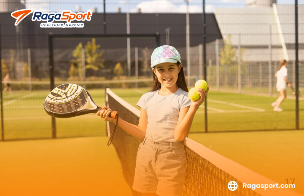 anak kecil bermain padel