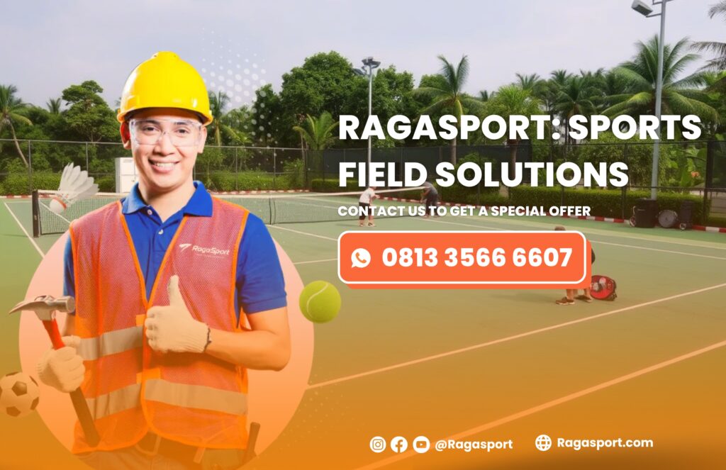 {Alt text: "Seorang teknisi olahraga dari RagaSport berdiri di lapangan padel, memegang palu dan memberikan jempol ke atas, menunjukkan layanan konstruksi lapangan olahraga profesional."}
